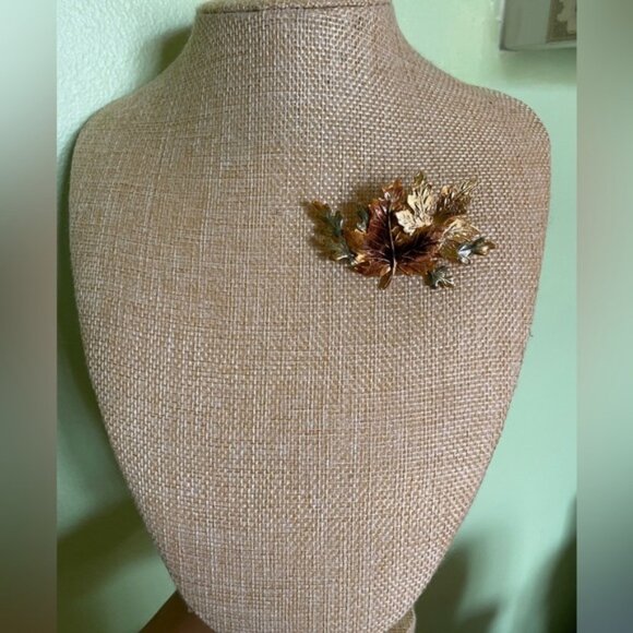 Elegant Gold and Enamel Maple Leaf Brooch - Picture 1 of 5